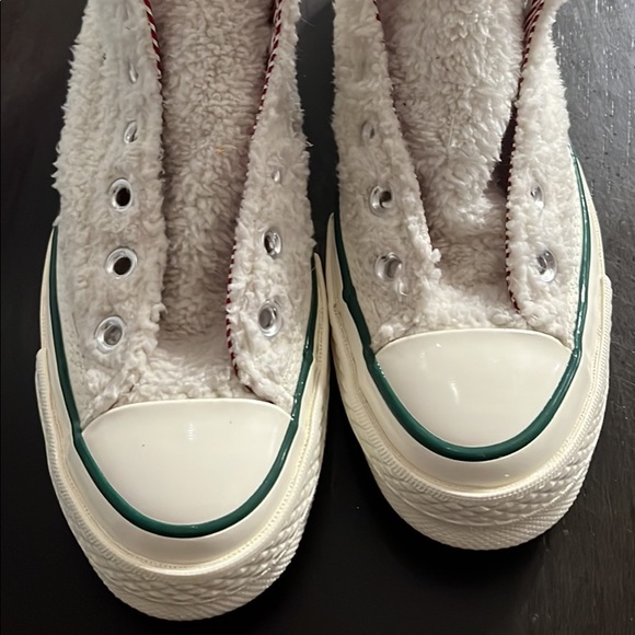 Converses - Picture 1 of 4